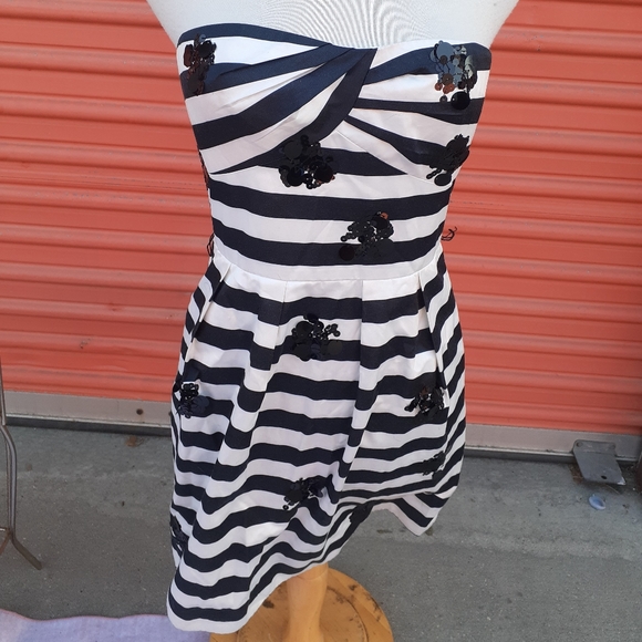 BCBGMaxAzria Dresses & Skirts - BCBGMAXAZRIA Strapless Cocktail mini dress 6
